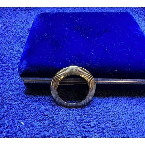 1980s Vintage Monet Gold Tone Textured Circular Brooch - Timeless Elegance - Picture 5 of 5